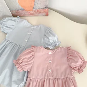 Détail de barboteuses bébé à manches bouffantes en coton respirant bleu et rose