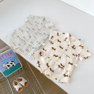 Dettagli dei pigiami in cotone per bambini con stampe bassotto e motivi a righe
