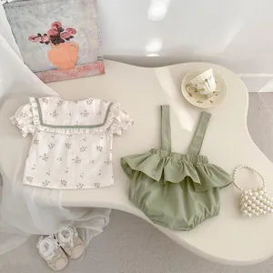 Conjunto de verano para bebé niña con camisa floral y pantalones de tirantes con volantes