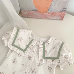 Camisa de bebé niña con estampado floral, manga corta y cuello con volantes
