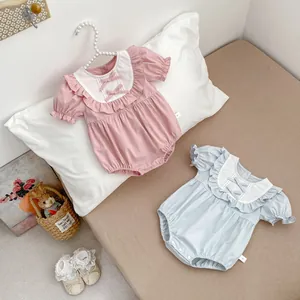 Détails des barboteuses bébé rose et bleu clair avec volants, nœuds et boutons-pression