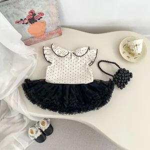 Flachbild von Baby-Mädchen-Tupfenshirt mit Rüschen und schwarzem Netz-Tüllrock Set