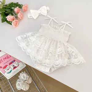 Vue détaillée du barboteuse en dentelle blanche pour bébé avec bandeau noeud assorti