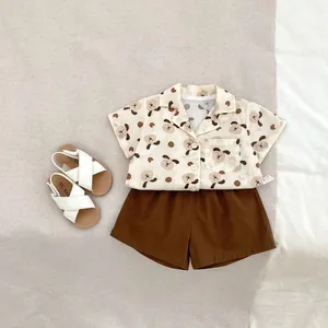 Completo estivo per neonato a due pezzi con camicia a stampa cane e pantaloncini