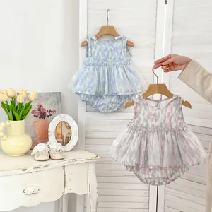 Barboteuses à fleurs pour bébé fille avec jupe en tulle sur cintres pour l'été