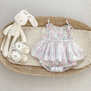 Détail d'une barboteuse bébé fille à imprimé floral aquarelle avec jupe en tulle
