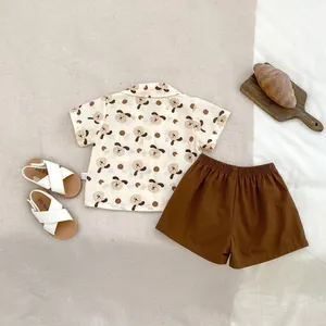 Dettaglio flat lay del set estivo bambino con camicia stampa cane e pantaloncini