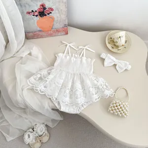Barboteuse en dentelle blanche pour bébé fille avec bandeau et sac à main perlé de fête