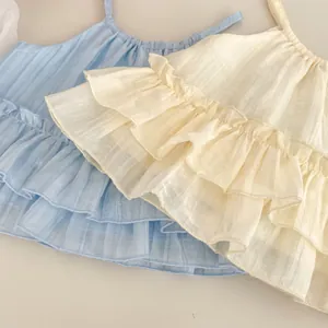 Détail du haut à volants pour bébé montrant la texture en gaze de coton multicouche