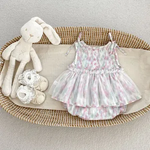 Détail d'un body floral pour bébé avec jupe en tulle et chaussettes en dentelle