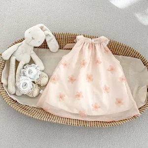 Abito da neonata senza maniche in tulle rosa chiaro con ricamo floreale e scarpine in pizzo