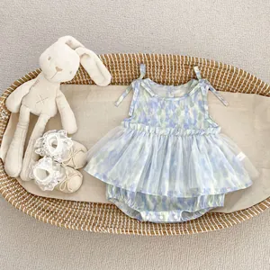 Détail à plat d'un ensemble barboteuse fleurie pour bébé avec jupe en tulle