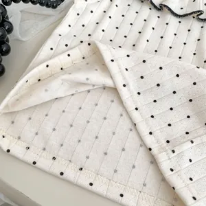 Makro-Detail des Sommer-Oberteils für Mädchen mit Punktmuster und Rüschensaum-Textur