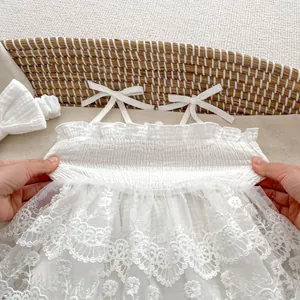 Barboteuse d'été blanche en dentelle pour bébé fille avec broderies et tulle élégant