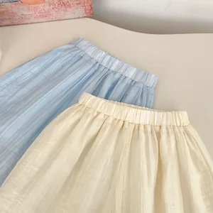 Vue à plat de pantalons plissés larges pour filles en bleu clair et beige avec taille élastique