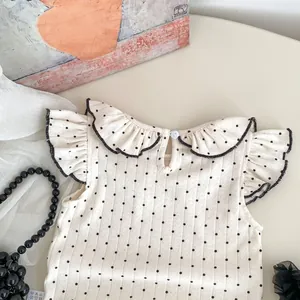Detailansicht des Baby-Oberteils mit Polka Dots, Spitzenkragen und Rüschenärmeln