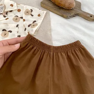 Dettaglio dell'elastico in vita dei pantaloncini in cotone con camicia a cuccioli