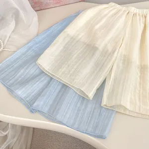 Détail de la taille élastique et de la texture rayée du short d'été pour fillettes