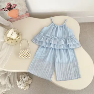 Ensemble deux pièces fille avec haut à volants bleu et pantalon large assorti en tissu léger