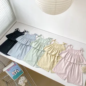 Flachbild von Mädchen Sommer-Zweiteilern in fünf Farben mit Rüschentops und kurzen Hosen