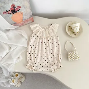 Barboteuse bébé d'été sans manches avec col en dentelle, imprimé cœur et chaussures