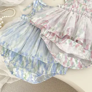 Détail de bodies fleuris pour bébé avec jupe en tulle souple et boutons-pression bas