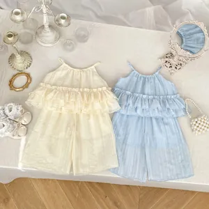 Détail d'un ensemble d'été pour bébé fille avec haut à volants et short à texture rayée