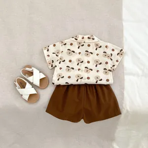 Completo estivo per bambini con camicia beige stampa cuccioli e pantaloncini marroni