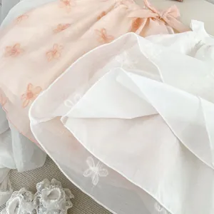 Eleganti abiti senza maniche per neonata in rosa e bianco con ricami floreali e fiocchi