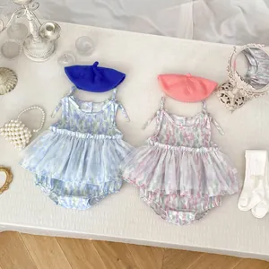 Barboteuses à fleurs pour bébé avec jupes en tulle et bérets tricotés assortis