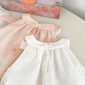 Dettaglio vestito senza maniche da bambina con fiori di pizzo e texture in tulle