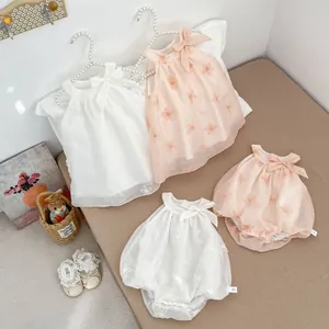 Dettaglio dell'abito da principessa senza maniche per neonata con ricami e fiocco a rete