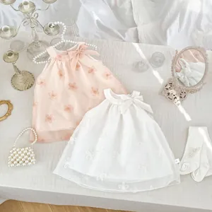 Eleganti abiti senza maniche per neonata con ricami floreali e fiocchi in rosa e bianco