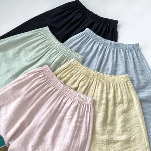 Detail von High-Waist-Shorts mit elastischem Bund in verschiedenen Pastellfarben