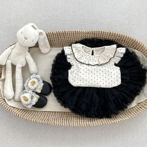 Flachbild von Baby-Sommeroutfit mit gepunktetem Oberteil und mehrlagigem Tüllrock
