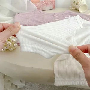 Gros plan détaillé du tissu en maille côtelée extensible de ce cardigan pour filles