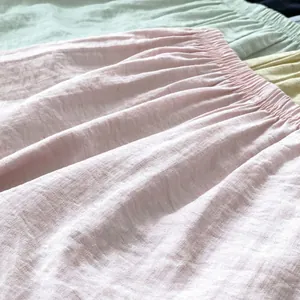 Detail der Sommershorts für Mädchen mit elastischem Bund und weicher Leinentextur