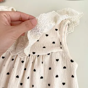 Barboteuse bébé sans manches avec col dentelle, motifs cœurs et tissu gaufré