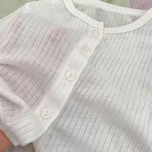 Detailaufnahme von atmungsaktivem weißem Rippstrick mit leichter, feiner Textur
