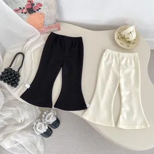 Vue détaillée de pantalons évasés pour filles en noir et crème avec nœud décoratif