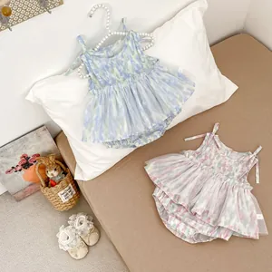 Détails à plat de barboteuses fleuries bleues et roses avec jupes en tulle pour bébé