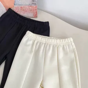Détail de la taille élastique et du tissu plissé sur le pantalon évasé pour fillette