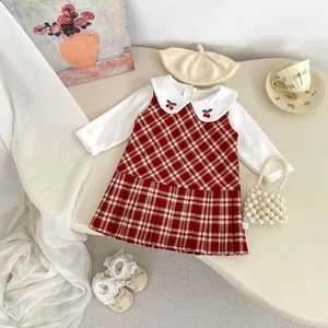 Completo per Bambina Stile Preppy con Abito a Quadri Plissettato e Top con Colletto Peter Pan e Ricamo a Ciliegia