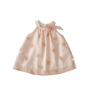 Abito rosa senza maniche per neonata con ricami a margherita e fiocco decorativo