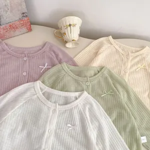 Détails de gilets bébé en coton côtelé avec petits nœuds en quatre couleurs
