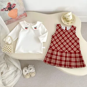 Completo due pezzi bambina stile college con camicia ricamata e abito a pieghe rosso