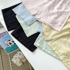 Flachbild von bunten Sommerhosen für Mädchen in Schwarz, Blau, Minze, Rosa und Beige-Tönen