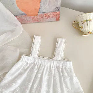 Détail de la broderie de papillon et de fleur sur le débardeur blanc pour filles