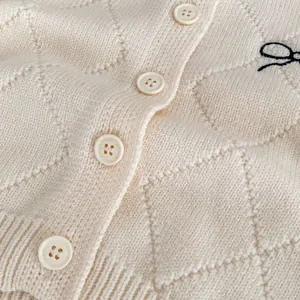 Cremefarbene Strickjacke mit Rautenmuster und Knöpfen für Babymädchen Outfits