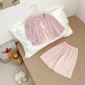 Detail eines 3-teiligen rosa Strick-Sets für Mädchen mit Strickjacke und Shorts